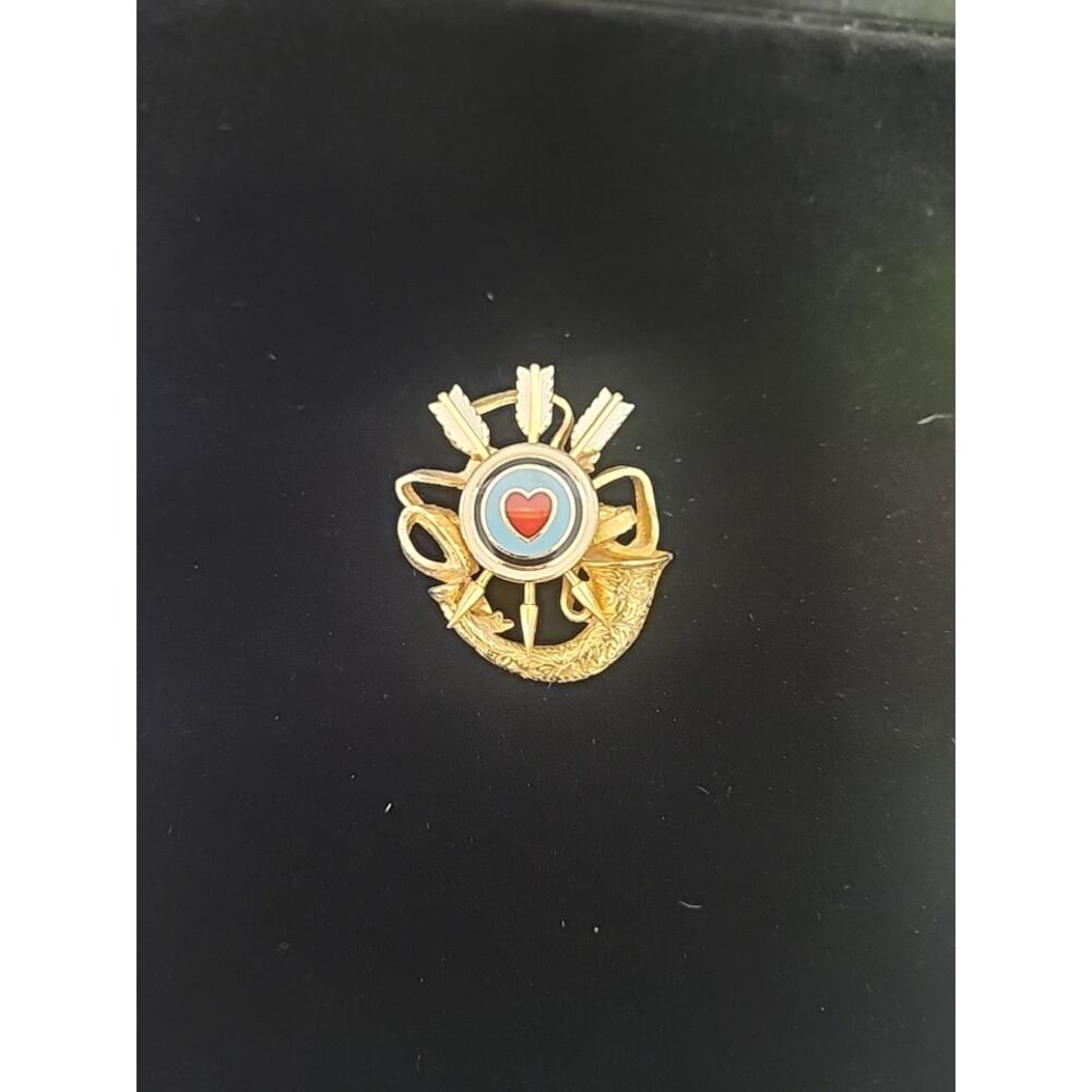 Vintage Joan Rivers Heart Target On Horn And Arrows Enameled Goldtone Brooch Pin